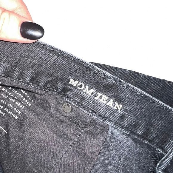 American Eagle Women’s Black High Rise Distressed Mom Jeans Size 20 Short - Picture 3 of 5